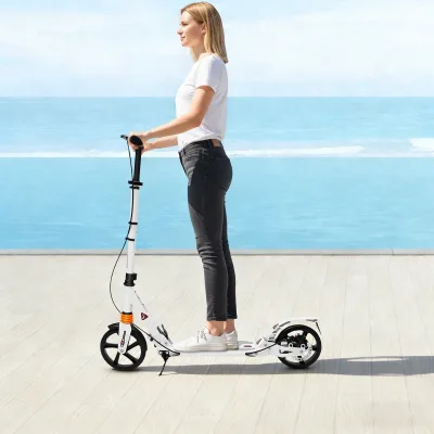 Trottinette pliable blanche en fer et aluminium