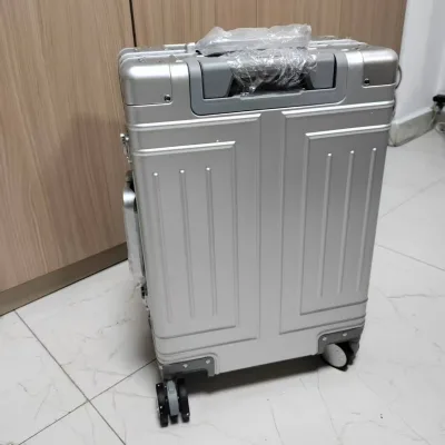 Valise cabine rigide argentée à roulettes